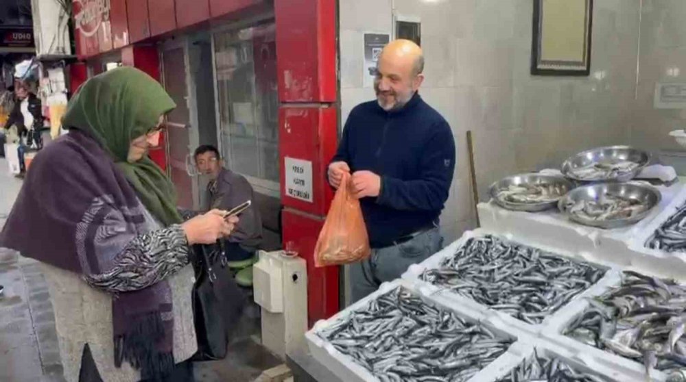 Rize’de Hamsi Bolluğu: Tezgahlarda Kilo Fiyatı 50 TL’ye Düştü