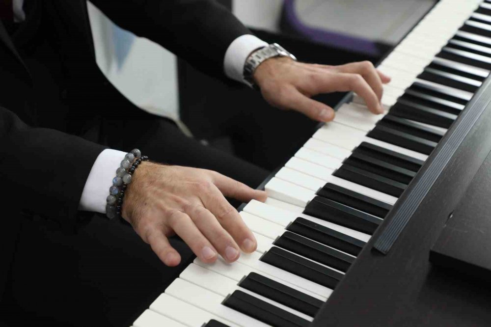 Görmeyen Gözlerle Değil, Hisseden Kalple Çalıyor