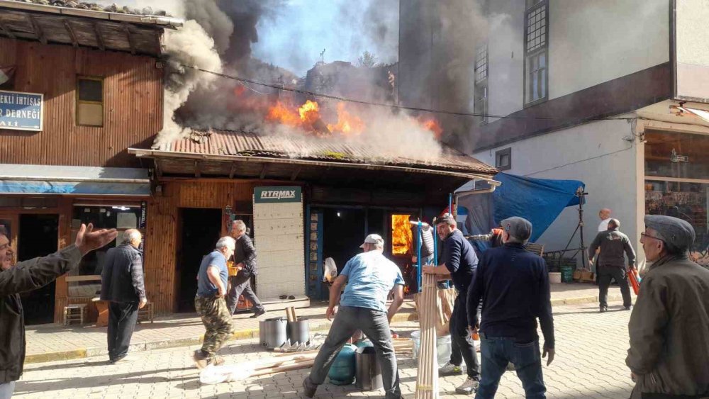 Trabzon’un Çaykara İlçesinde Kalaycı Dükkanında Yangın