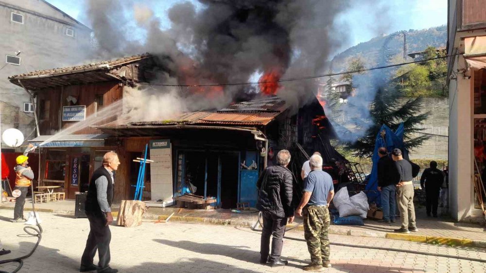 Trabzon’un Çaykara İlçesinde Kalaycı Dükkanında Yangın