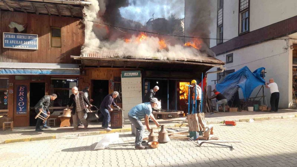 Trabzon’un Çaykara İlçesinde Kalaycı Dükkanında Yangın