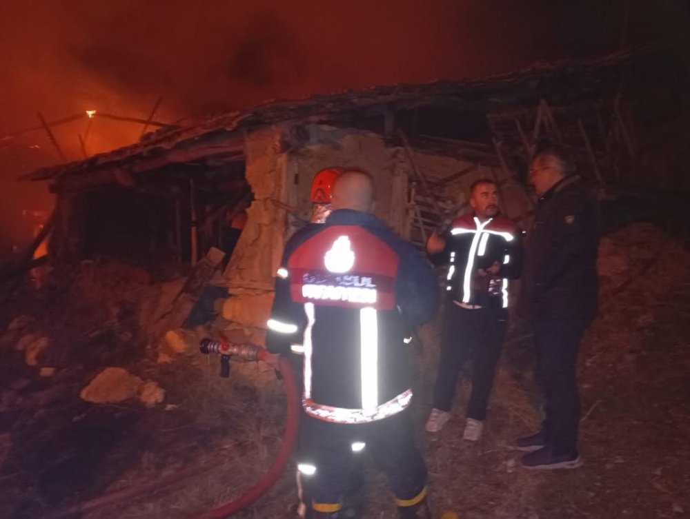 Çorum’da Alevlere Teslim Olan Ev, Samanlık Ve Balyalar Küle Döndü