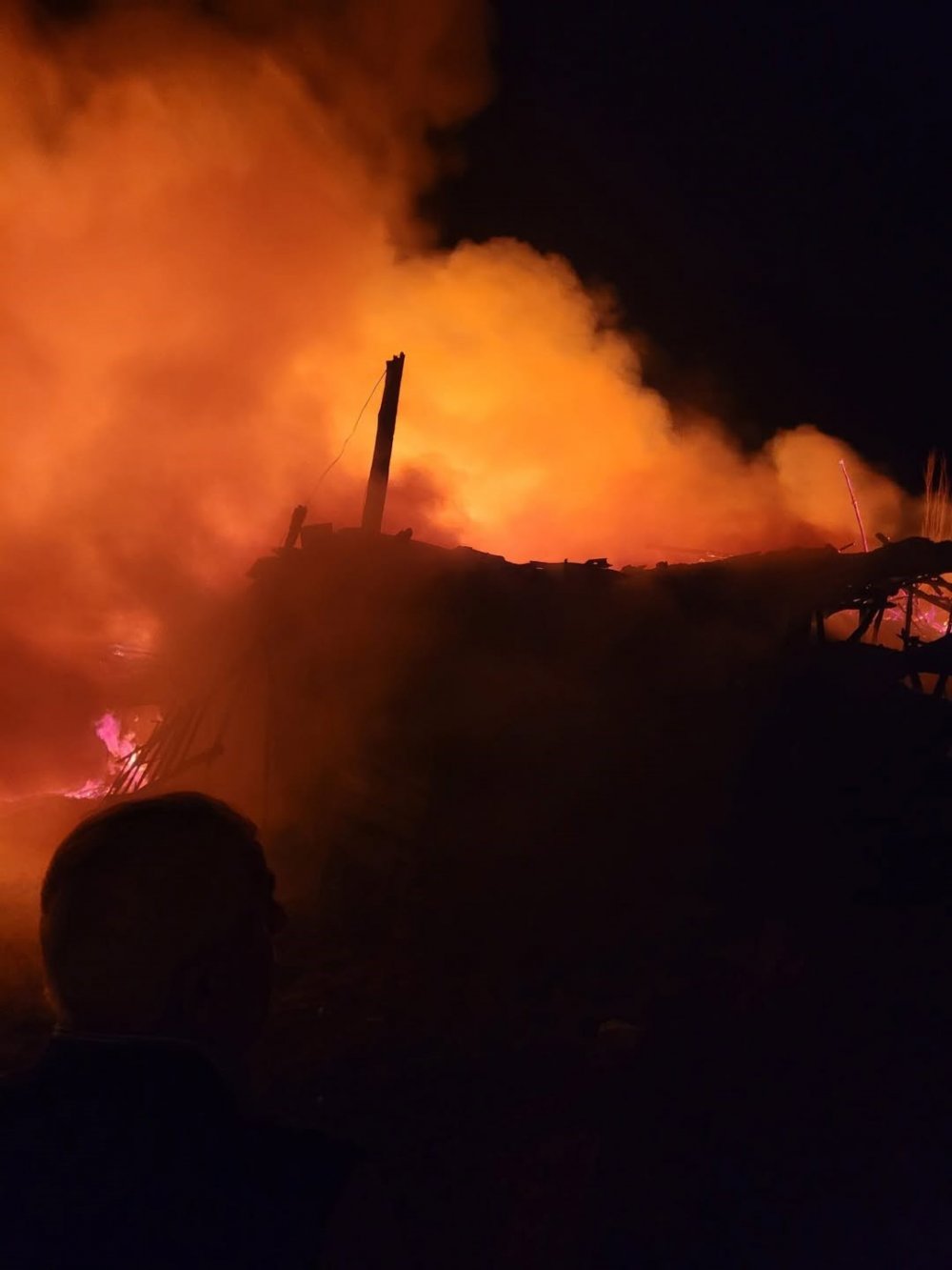 Çorum’da Alevlere Teslim Olan Ev, Samanlık Ve Balyalar Küle Döndü