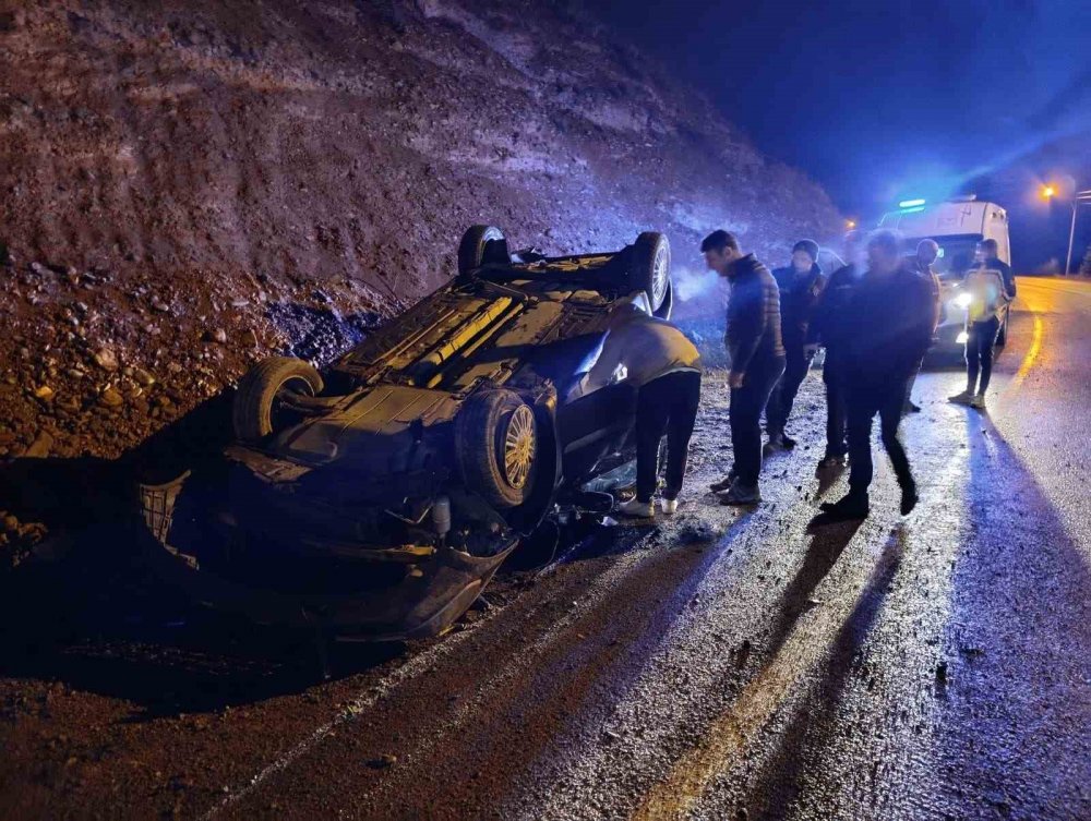 Yola Düşen Kayalardan Kaçan Otomobil Takla Attı: 2 Yaralı