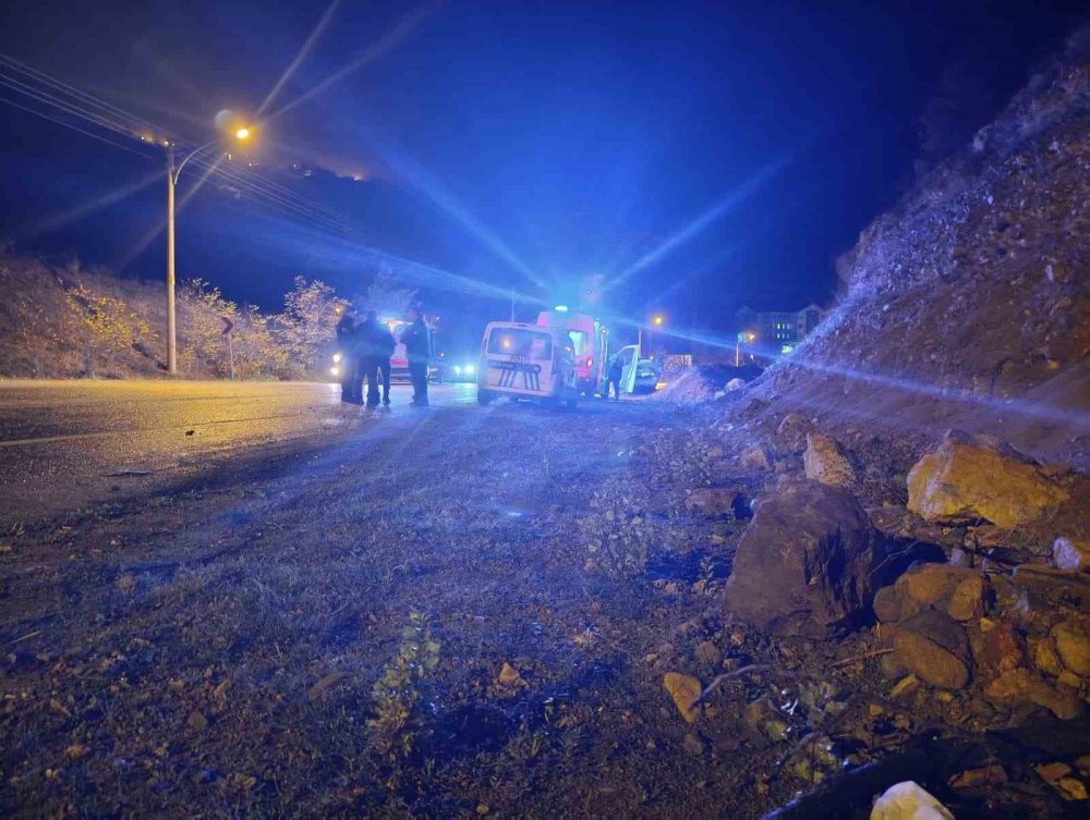 Yola Düşen Kayalardan Kaçan Otomobil Takla Attı: 2 Yaralı