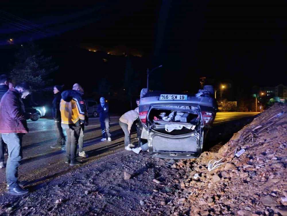 Yola Düşen Kayalardan Kaçan Otomobil Takla Attı: 2 Yaralı
