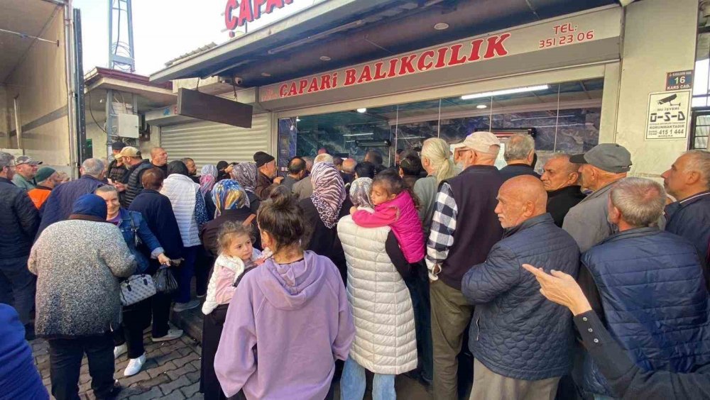 Hopa’da 20 Liradan Satılan Hamsiye Yoğun İlgi: 3 Ton Hamsi 2 Saatte Tükendi
