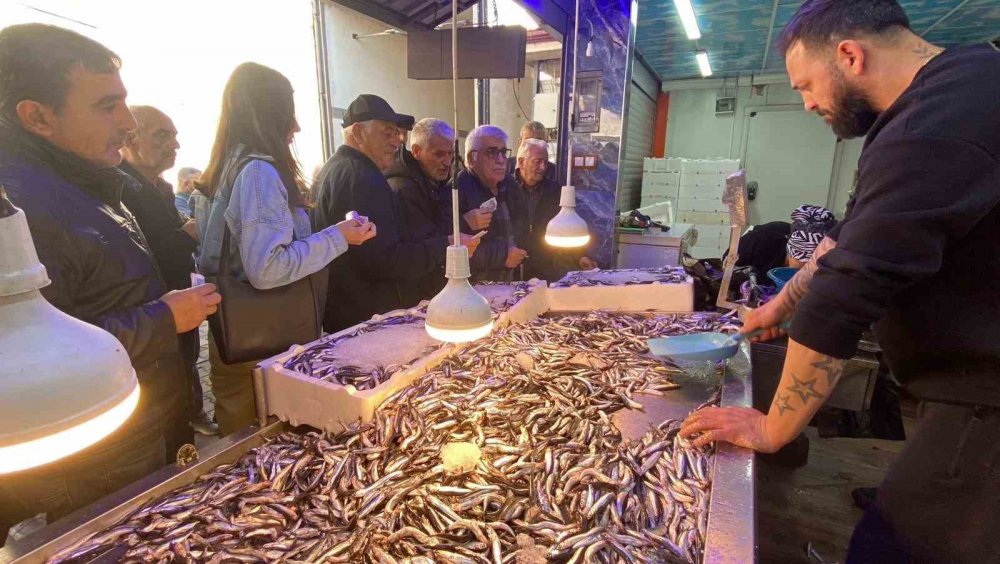 Hopa’da 20 Liradan Satılan Hamsiye Yoğun İlgi: 3 Ton Hamsi 2 Saatte Tükendi