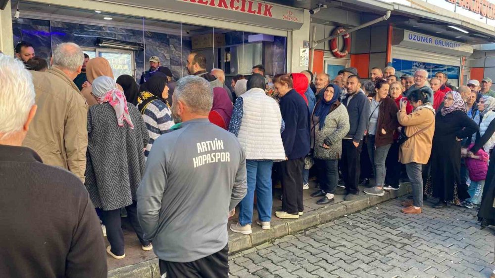 Hopa’da 20 Liradan Satılan Hamsiye Yoğun İlgi: 3 Ton Hamsi 2 Saatte Tükendi