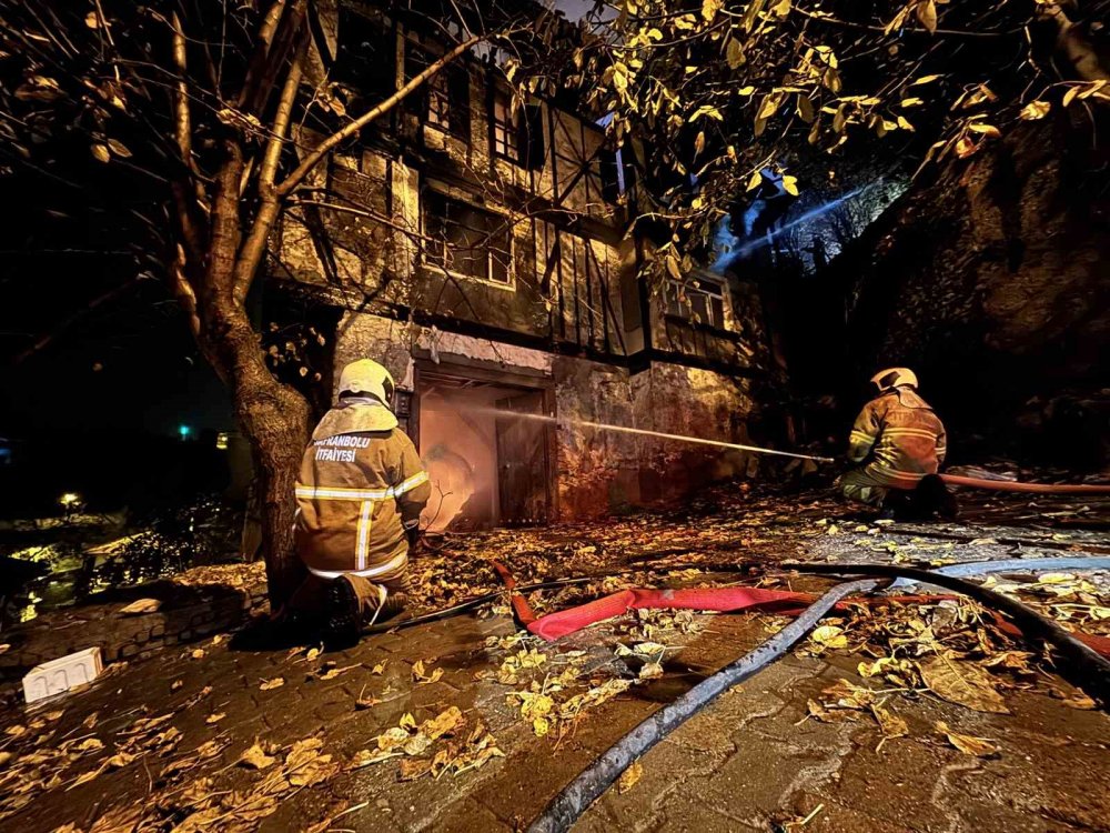 150 Yıllık Tarihi Konakta Çıkan Yangın Söndürüldü