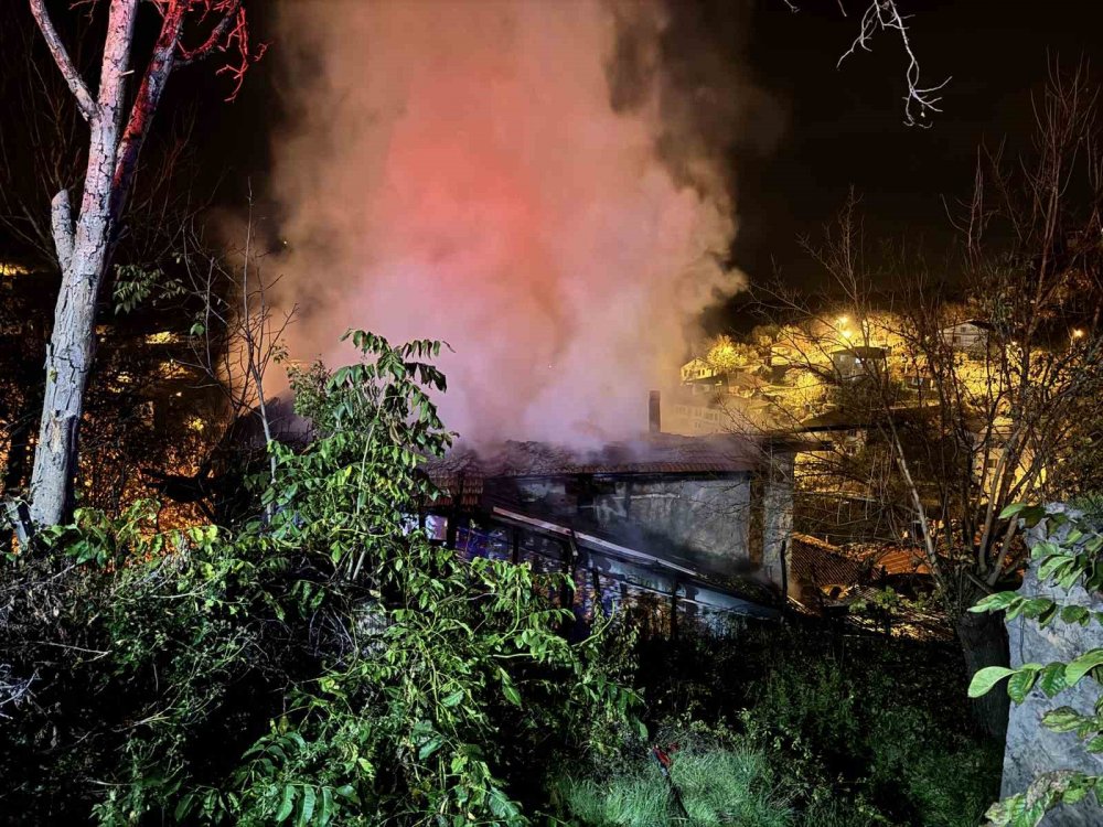 150 Yıllık Tarihi Konakta Çıkan Yangın Söndürüldü