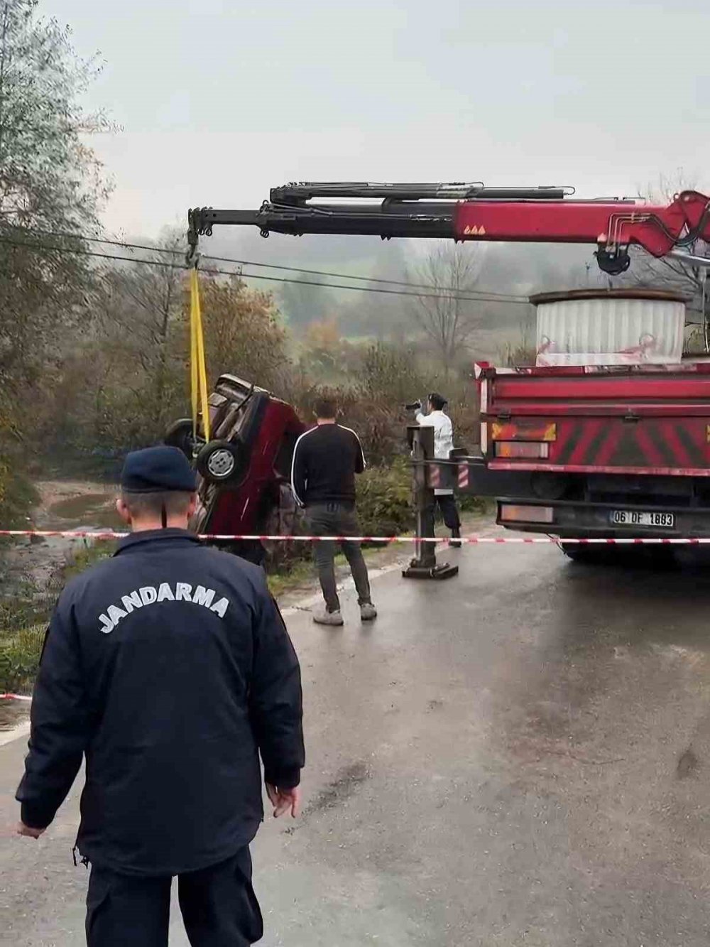 Otomobil Dereye Uçtu: 2 Ölü, 1 Yaralı