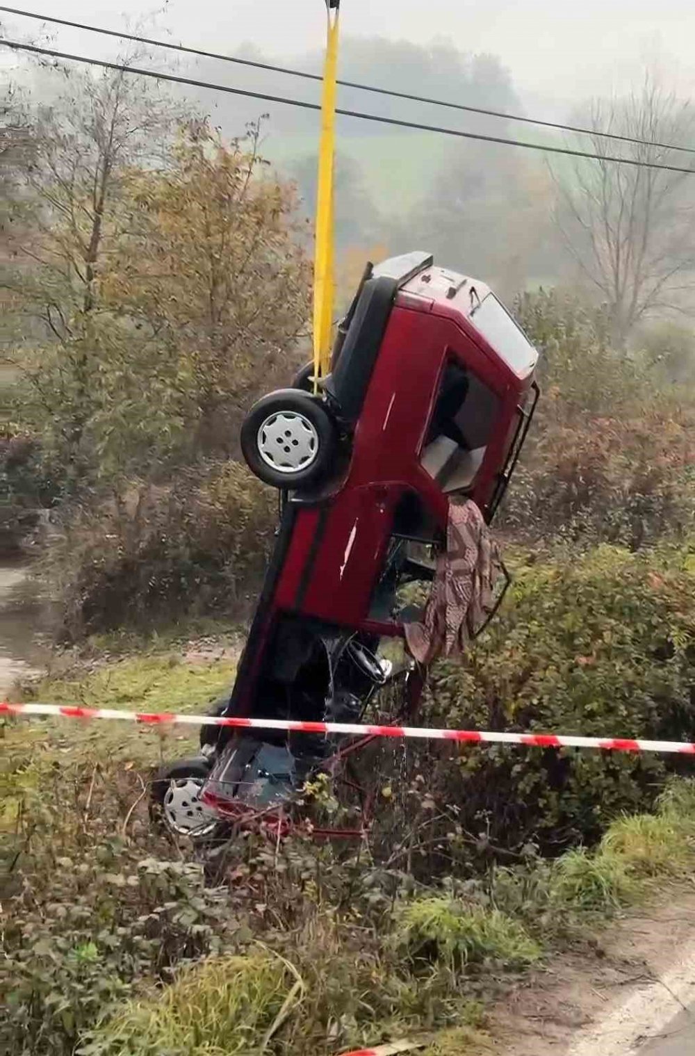 Otomobil Dereye Uçtu: 2 Ölü, 1 Yaralı
