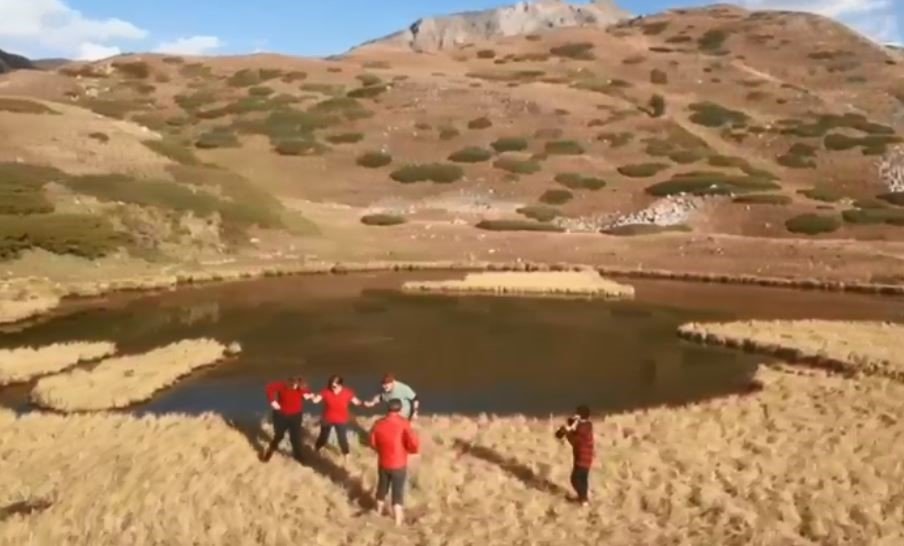 Şavşat’ta Dağcıdan Eksi 2 Derecede Yüzme Gösterisi