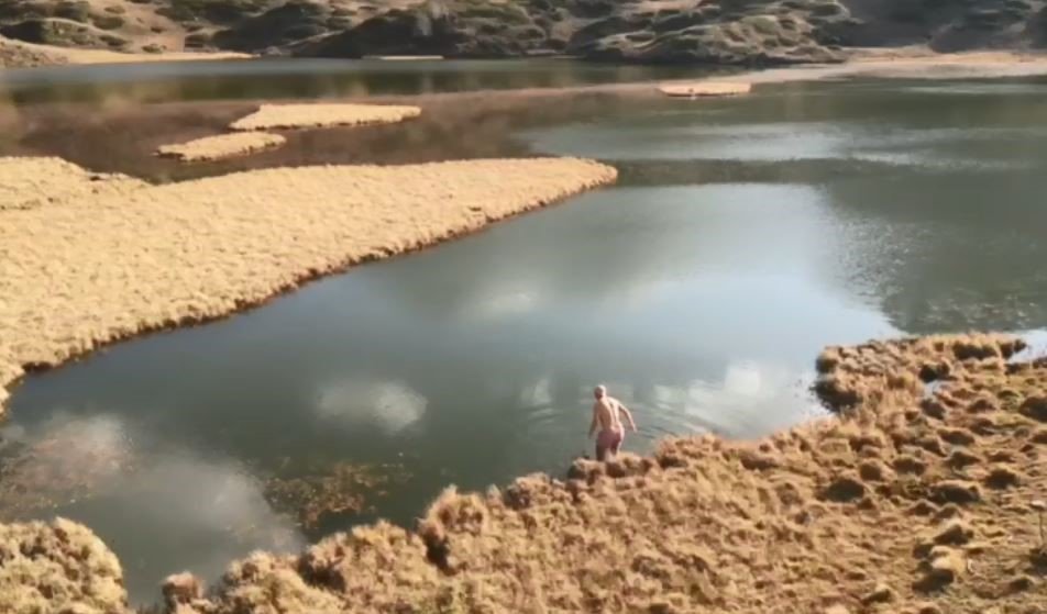 Şavşat’ta Dağcıdan Eksi 2 Derecede Yüzme Gösterisi