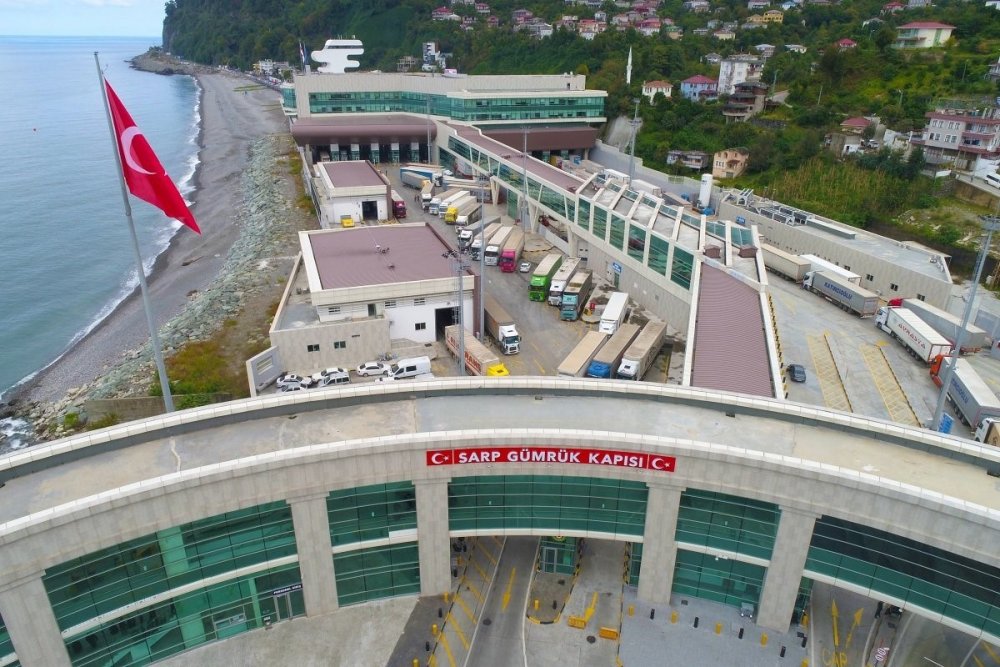 Kasım Ayında Sarp Sınır Kapısı, Bölgedeki En Yoğun Tır Trafiğine Sahne Oldu