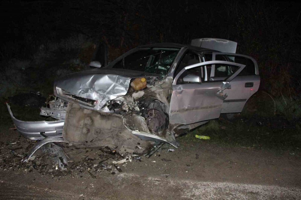 Amasya’da İki Otomobil Kafa Kafaya Çarpıştı: 8 Yaralı