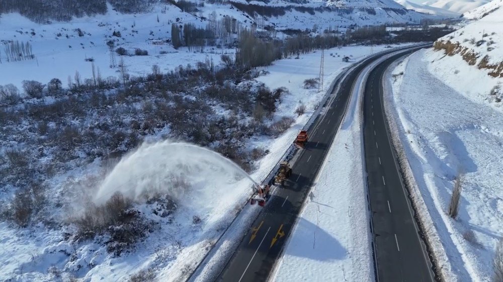 Bayburt’un Yüksek Kesimlerine Kar Yağdı