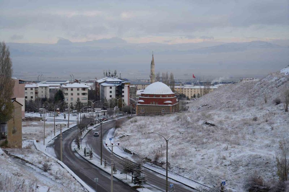 Erzurum Güne Karla Uyandı