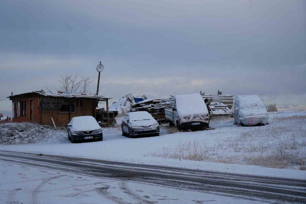 Erzurum Güne Karla Uyandı