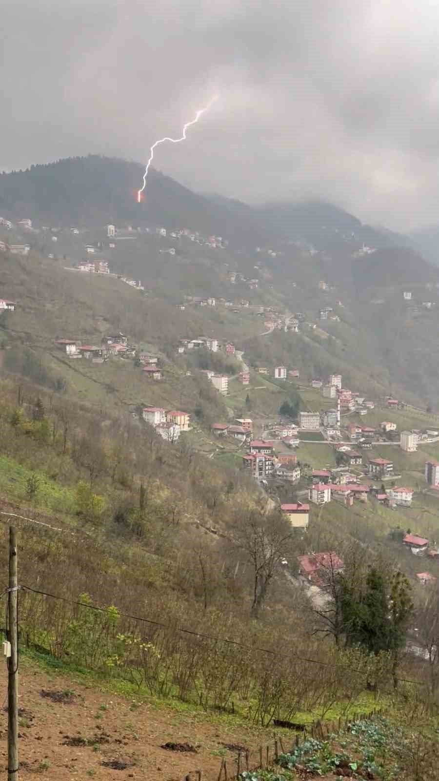 Rize’de Geceyi Aydınlatan Şimşekler Kameralara Yansıdı