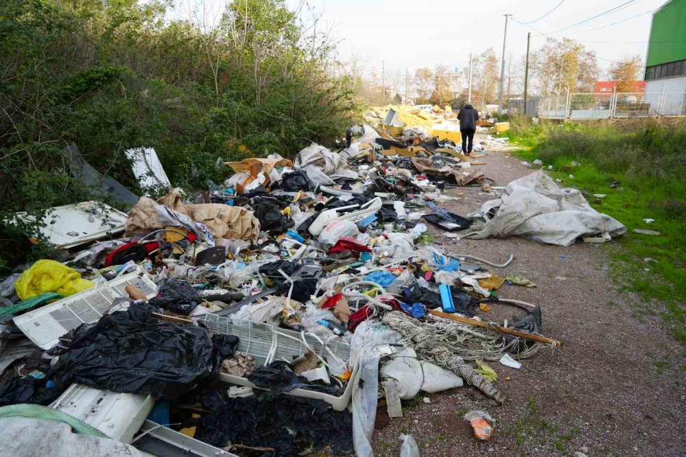 Açık Hava Çöplüğü: Güveç Bile Var