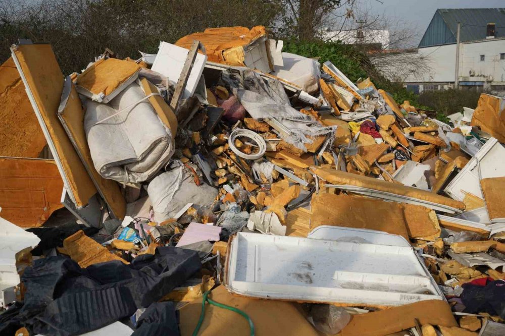 Açık Hava Çöplüğü: Güveç Bile Var