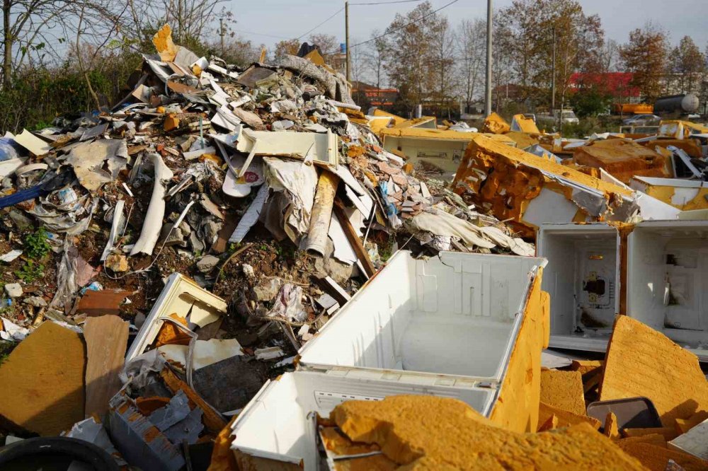 Açık Hava Çöplüğü: Güveç Bile Var