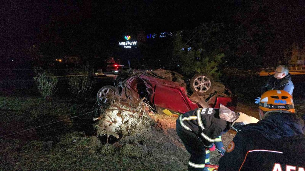 Otomobil, Takla Atarak Çarptığı Ağacı Kökünden Söktü: 1 Ölü