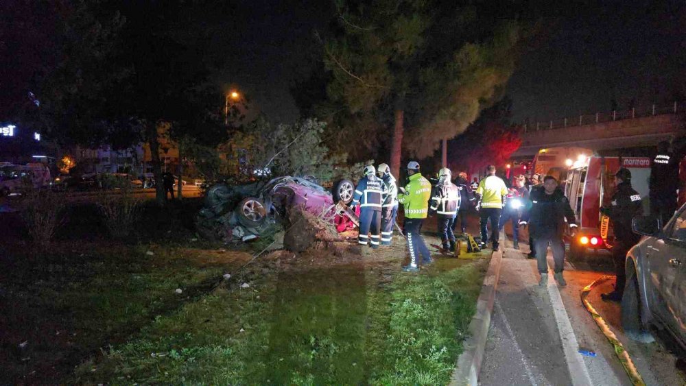 Otomobil, Takla Atarak Çarptığı Ağacı Kökünden Söktü: 1 Ölü