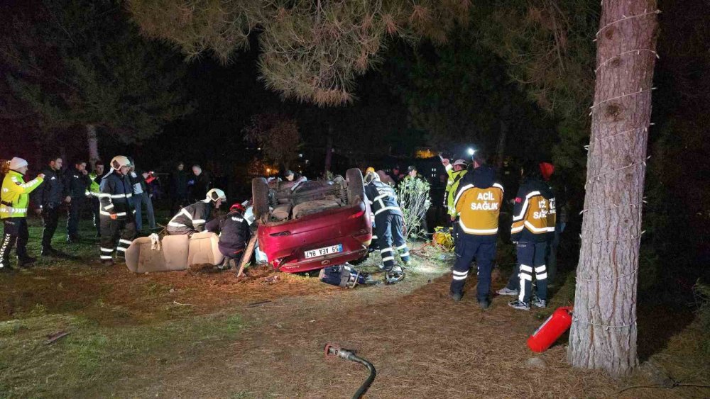 Otomobil, Takla Atarak Çarptığı Ağacı Kökünden Söktü: 1 Ölü