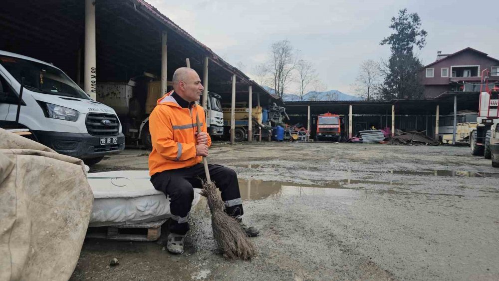 Arhavi’de Temizlik Görevlisi Birol Narman, Müzikle Çalışma Şekliyle İlçenin Neşesi Oldu
