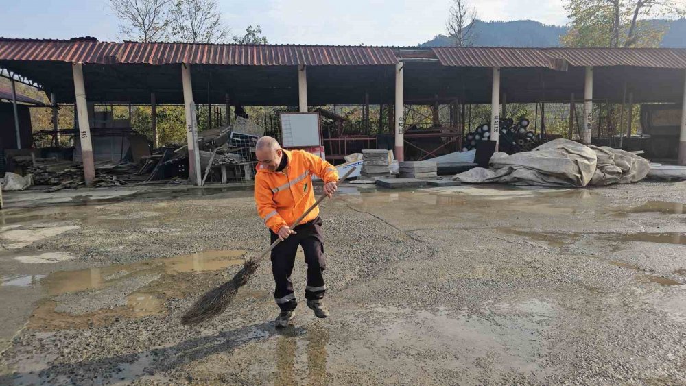 Arhavi’de Temizlik Görevlisi Birol Narman, Müzikle Çalışma Şekliyle İlçenin Neşesi Oldu