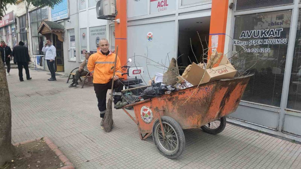 Arhavi’de Temizlik Görevlisi Birol Narman, Müzikle Çalışma Şekliyle İlçenin Neşesi Oldu