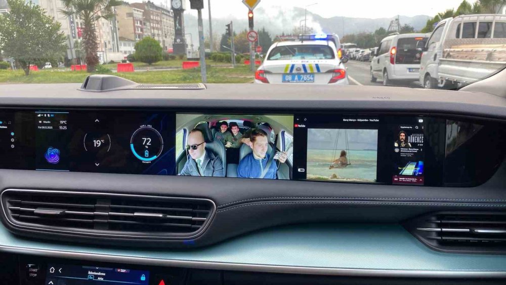 Hopa Kaymakamından Öğrencilere Togg’un Yeni Modeli İle Şehir Turu