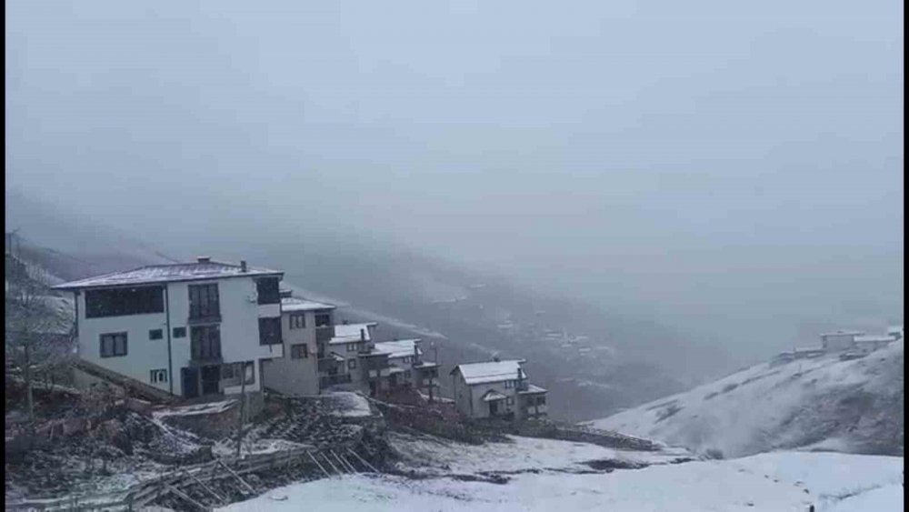 Rize’nin Yüksek Kesimlerinde Kar Yağışı Etkisini Sürdürüyor