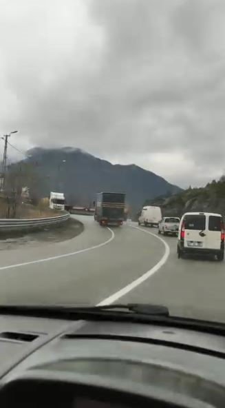 Artvin’de Tır Şoförünün Virajda 5 Aracı Sollaması Faciaya Davetiye Çıkardı