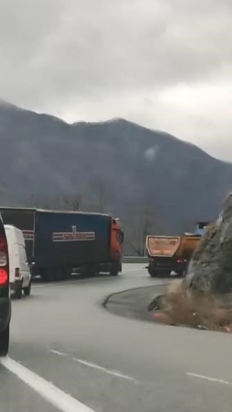 Artvin’de Tır Şoförünün Virajda 5 Aracı Sollaması Faciaya Davetiye Çıkardı