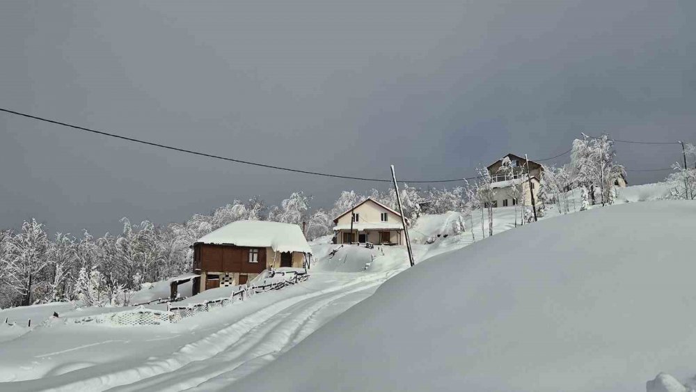 Handüzü Yaylası’nda Kar Manzarası Havadan Görüntülendi