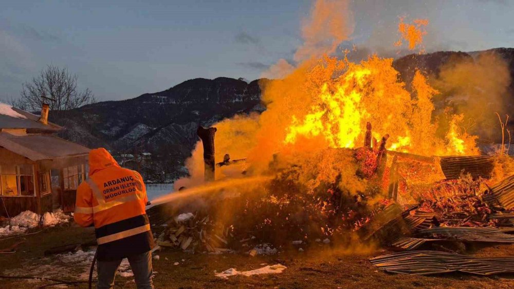 Ardanuç’ta Ahır Yangını