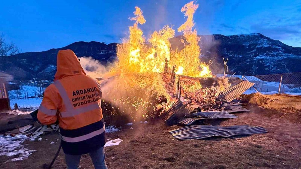 Ardanuç’ta Ahır Yangını