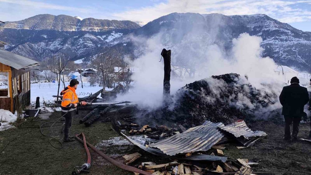 Ardanuç’ta Ahır Yangını