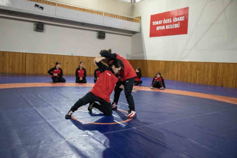 Şampiyon Güreşçi Nesrin Baş, Tokat’ta Kız Çocuklarına Örnek Oldu