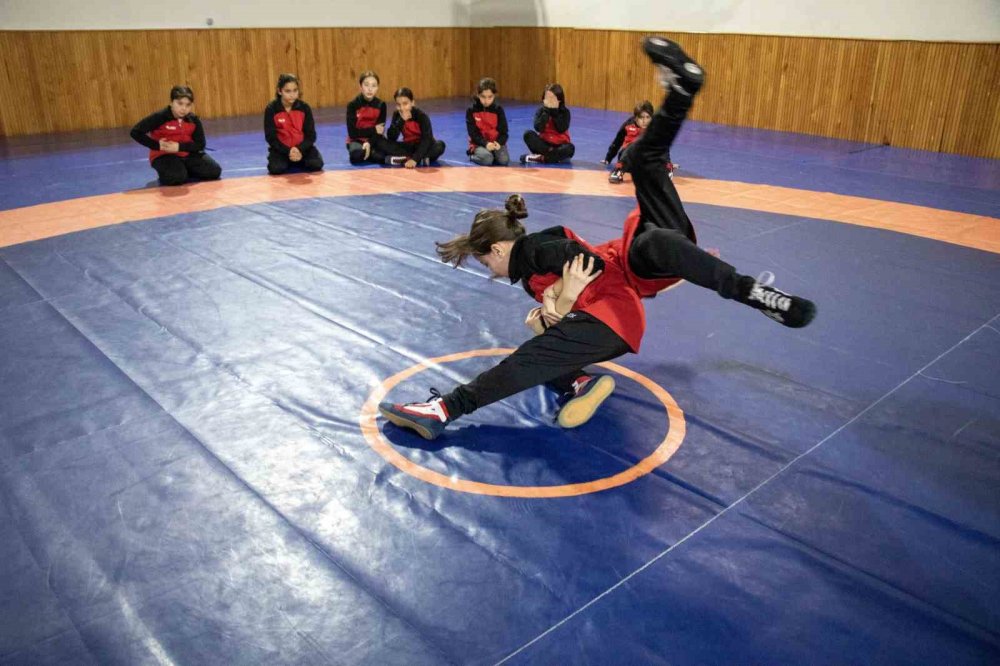 Şampiyon Güreşçi Nesrin Baş, Tokat’ta Kız Çocuklarına Örnek Oldu