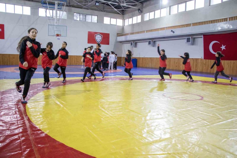 Şampiyon Güreşçi Nesrin Baş, Tokat’ta Kız Çocuklarına Örnek Oldu