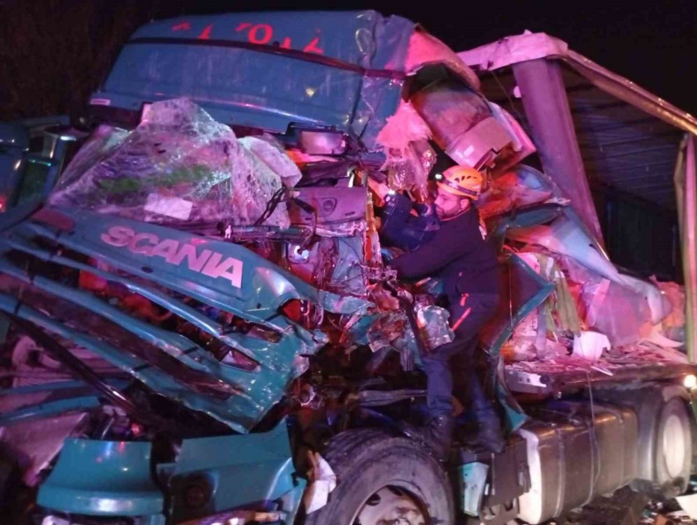 Pazar’da Tır Kazası: Sürücü AFAD Ekiplerince Kurtarıldı