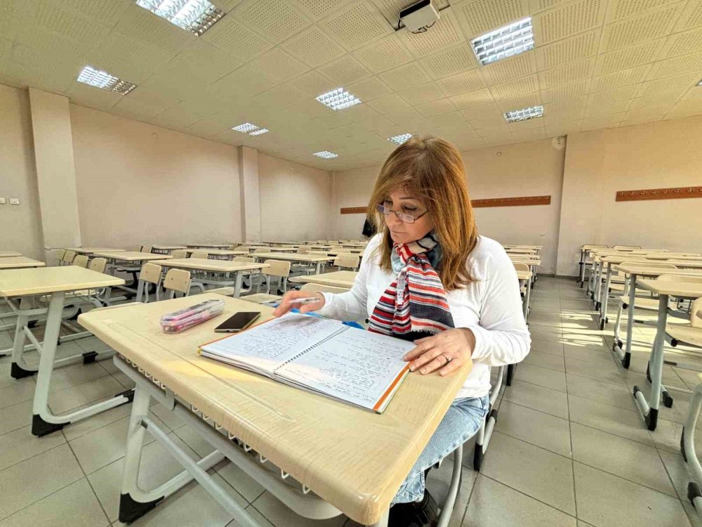 Annesi İçin Bekledi, Üniversite Hayalini 53 Yaşında Gerçekleştirdi