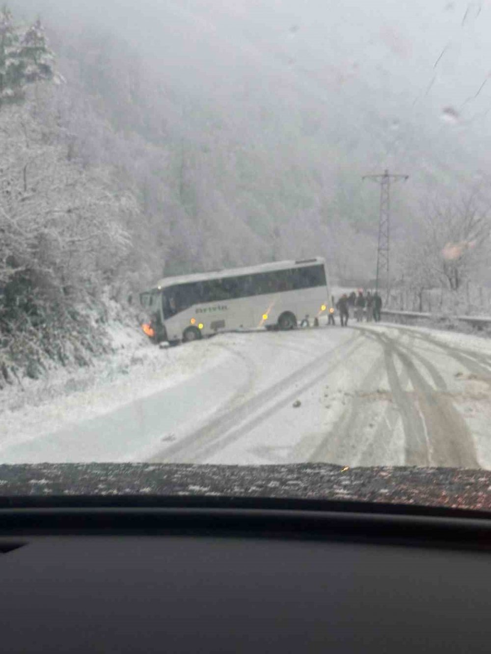 Kar ve Buz Ulaşımı Kilitledi: Hopa–Borçka Yolunda Uzun Kuyruklar Oluştu