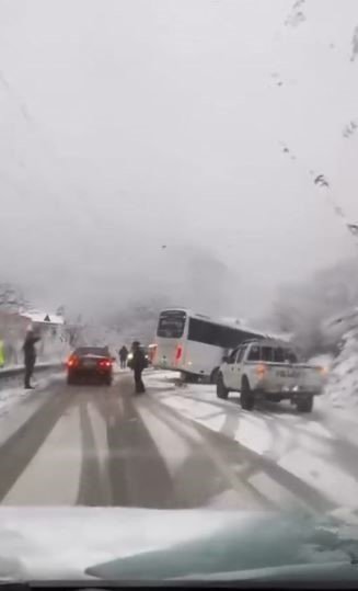 Kar ve Buz Ulaşımı Kilitledi: Hopa–Borçka Yolunda Uzun Kuyruklar Oluştu