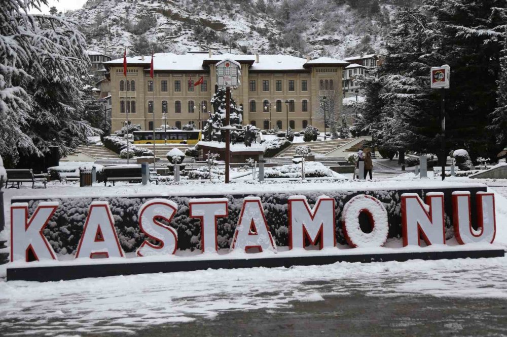 Kastamonu Beyaza Büründü: Kent Merkezinde Ortaya Kartpostallık Görüntüler Çıktı